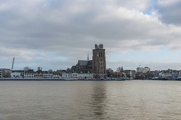 Panorama van Dordrecht met de Grote Kerk en de Oude Maas van Patrick Verhoef