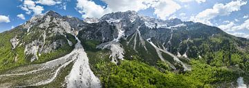 Alpen bergen luchtfoto tijdens de lente