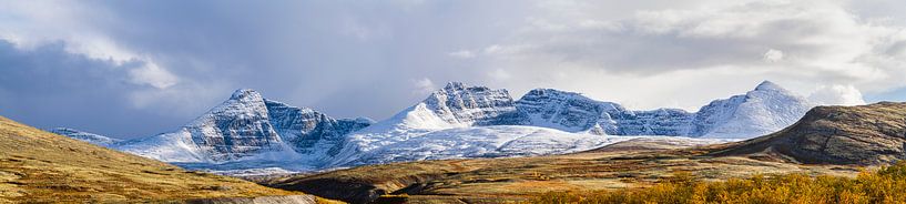 Besneeuwde bergen in Rondane van Johan Zwarthoed