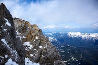 Bergkam in de Beierse Alpen onder een bewolkte hemel, Duitsland, Oostenrijk, kopieerruimte van Maren Winter thumbnail
