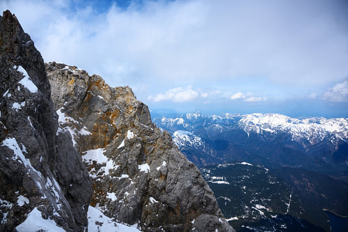 Bergrücken in den bayerischen Alpen unter bewölktem Himmel, Deutschland, Österreich, Copy Space