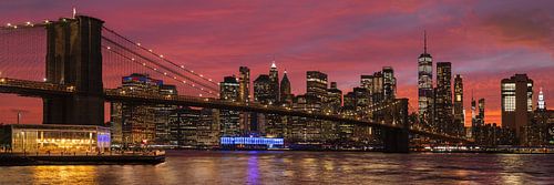 Skyline van Manhattan en Brooklyn Bridge bij zonsondergang, New York, USA