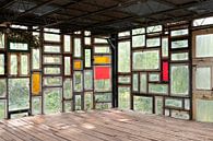 Gekleurde ramen met houten vloer en zicht op groene tuin van Marianne van der Zee thumbnail