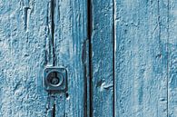 vieux fond bleu de porte en bois avec serrure par Dieter Walther Aperçu