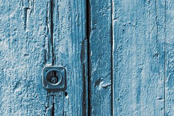 vieux fond bleu de porte en bois avec serrure sur Dieter Walther