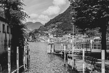 Schwarz-Weiß-Foto der alten Brücke in Sulzano, Italien von Olea creative design