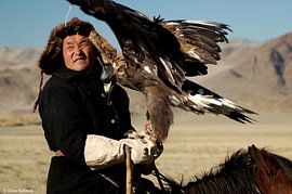Kasachischer Adlerjäger in der westlichen Mongolei von Chasing Light