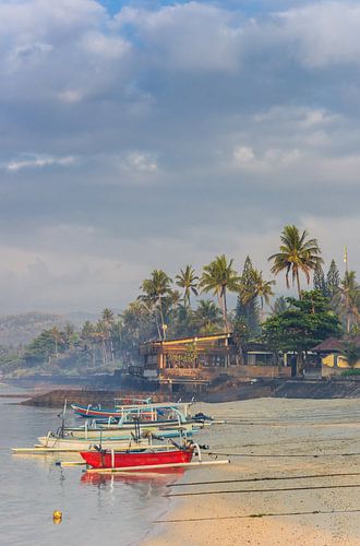 Traditionele Indonesische vissersboten op het strand van Candidasa op Bali