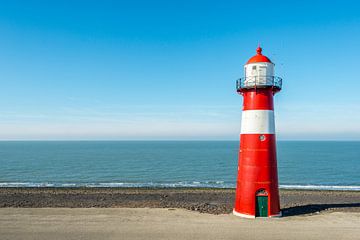 Vuurtoren aan de voet van de Westkappelse Zeedijk  van Ruud Morijn