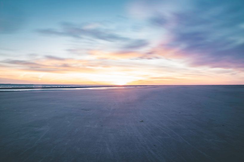 Sunrise at the Beach van Marco Loman