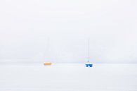 Zeilboot in de mist van Ingrid Van Damme fotografie thumbnail