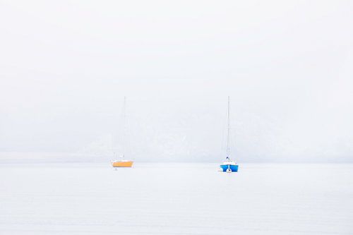 Zeilboot in de mist
