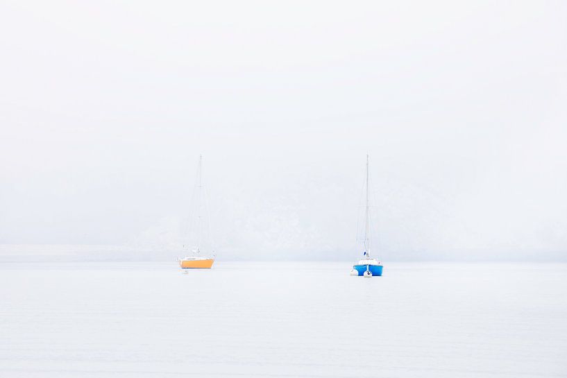 Zeilboot in de mist van Ingrid Van Damme fotografie