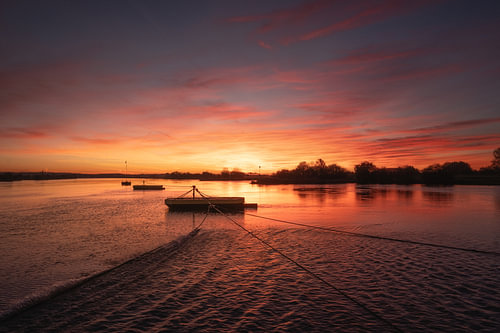 Vurige zonsopkomst bij gierponten veer Eck en Wiel