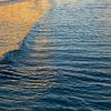 Vague de mer dorée au lever du soleil sur Adriana Mueller