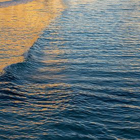 Gouden zeegolven bij zonsopgang van Adriana Mueller