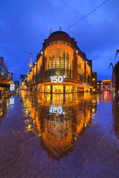 Bijenkorf Den Haag weerspiegeld in de Grote Marktstraat