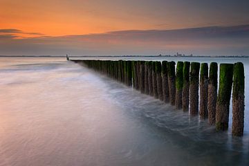Sonnenuntergang am strand Breskens Niederlande von Peter Bolman