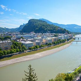 vue sur la vieille ville de Salzbourg, face rocheuse escarpée, rivière Salzach sur SusaZoom