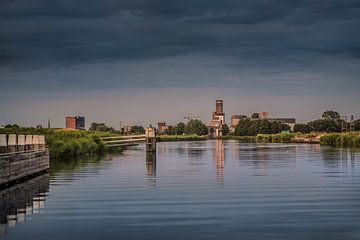 Zicht op de skyline van Leeuwarden  op een bewolkte zomerdag