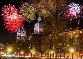 Sankt Lukas Kirche in München bei Nacht mit Feuerwerk