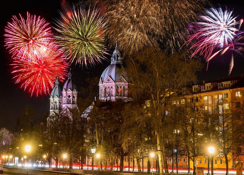 L'église Saint-Luc de Munich la nuit avec des feux d'artifice par ManfredFotos