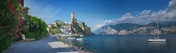 wandelpad langs het meer malcesine met uitzicht op kasteel scaligero van SusaZoom