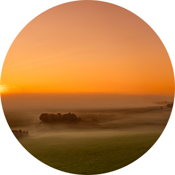 Drone panorama van een mistige zonsopkomst bij Bocholtz