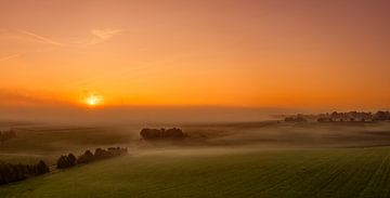 Panorama par drone d'un lever de soleil brumeux près de Bocholtz