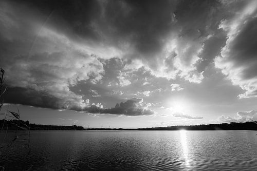 Avondzon met donderwolken