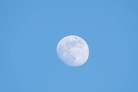 First Quarter Moon seen on durin the Afternoon - Waxing Crescent von Sebastian Czech