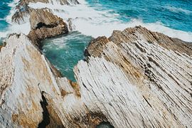 Felsen in einer tosenden See von Romana Krijger