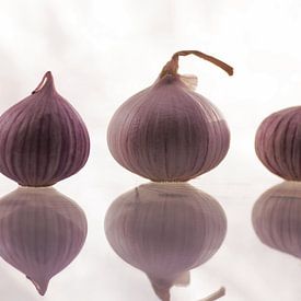 Drie teentjes Knoflook als keukenstilleven van Tanja Riedel