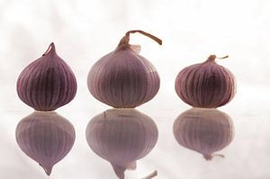Drei Knoblauchzehen als Küchenstillleben