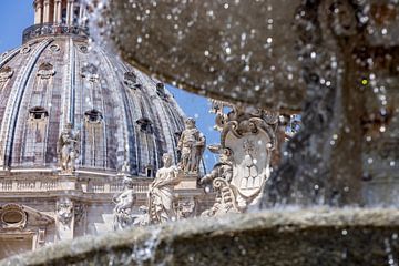 Religieuze standbeelden op het dak van de Sint-Pietersbasiliek op het Sint-Pietersplein in Vaticaanstad