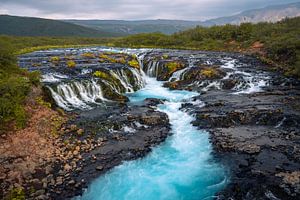 La magnifique chute d'eau bleue de Bruarfoss en Islande