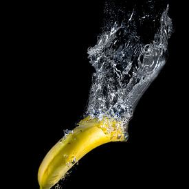 Spetterend fruit, de banaan. van Jan van Zessen