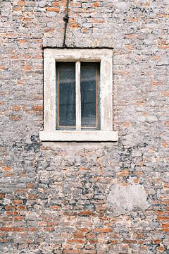 Oude bakstenen muur met wit raam | Elburg, Nederland | Straatfotografie van Diana van Neck Photography