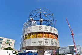 Berühmte Weltzeituhr am Alexanderplatz in Ostberlin 