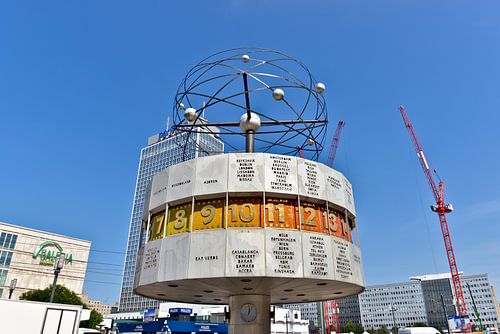 Berühmte Weltzeituhr am Alexanderplatz in Ostberlin  von Silva Wischeropp