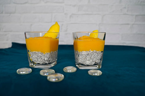 Dessert met mangopuree geserveerd in een glas