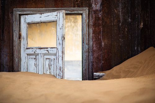 Detail van een huis in spookstad Kolmanskop, Namibië