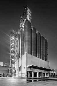 Nachtszene mit zylindrischen Silos auf Industriegebäude, Antwerpen von Tony Vingerhoets