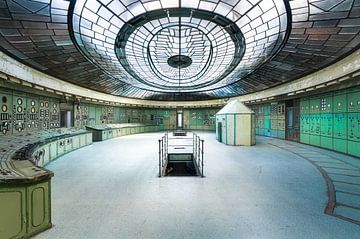 Verlaten Art Deco Controle Kamer. van Roman Robroek