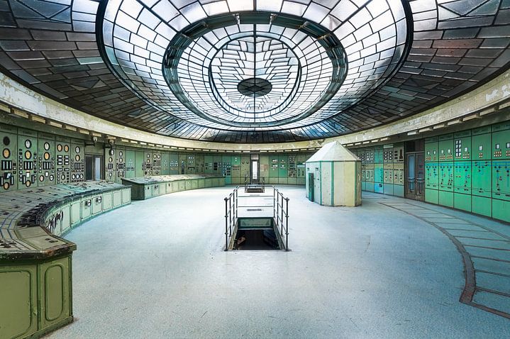 Verlassener Art-Déco-Kontrollraum. von <span class="secondary-font">Roman Robroek – Fotos verlassener Gebäude</span>