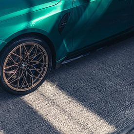 BMW M3 G80 in een parkeergarage met dramatisch contrastlicht van Sebastiaan van 't Hoog