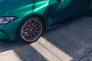 BMW M3 G80 in een parkeergarage met dramatisch contrastlicht