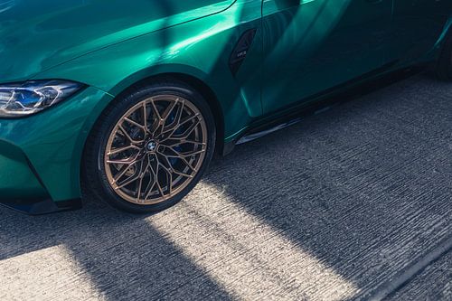 BMW M3 G80 in een parkeergarage met dramatisch contrastlicht