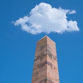 Wolke über dem Denkmal von Sendins kleine Welt