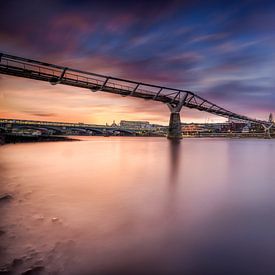 Millennium Bridge in London at sunset. by Voss Fine Art Fotografie